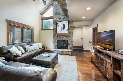 Ridgeview Court Townhome: Incredible Rooftop Deck