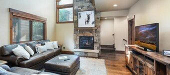 Ridgeview Court Townhome: Incredible Rooftop Deck