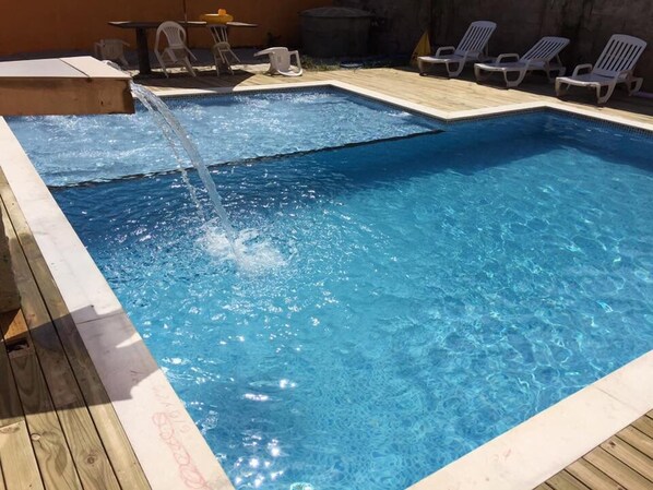 Outdoor pool, sun loungers - Chalés Porto Seguro (São Sebastião)