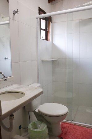 Suite | Bathroom | Shower, towels - Chalés Porto Seguro (São Sebastião)