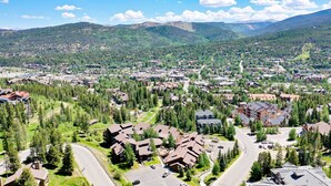 A residential area with houses surrounded by trees and mountains in the background. - Tyra Lookout Condo: Ski-In/Ski-Out (Breckenridge)