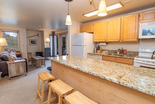 Tyra Lookout Condo: Ski-In/Ski-Out