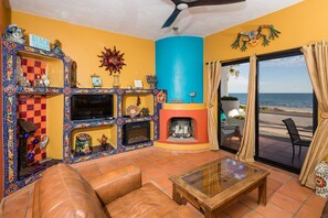 Fernseher, Kamin, DVD-Player