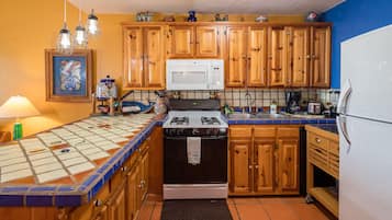 Réfrigérateur, micro-ondes, plaque de cuisson, lave-vaisselle