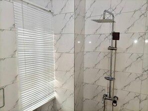 Executive-Doppelzimmer | Badezimmer | Duschwanne, Regendusche, kostenlose Toilettenartikel, Handtücher