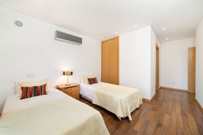 3 quartos, Wi-Fi de cortesia, roupa de cama