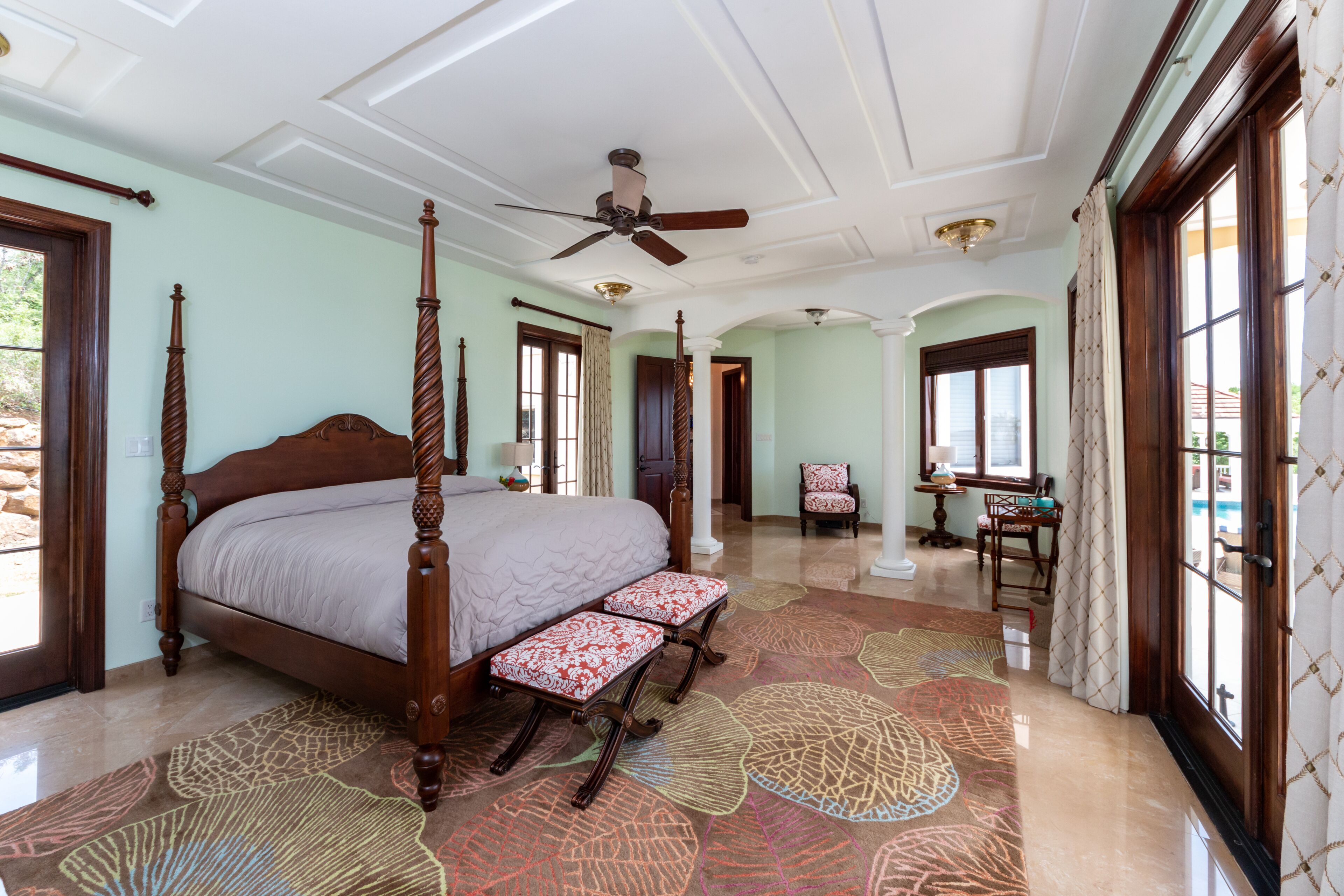 4 chambres, bureau, fer et planche à repasser, lit parapluie