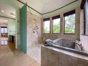 Douche, baignoire à jets, sèche-cheveux, serviettes fournies