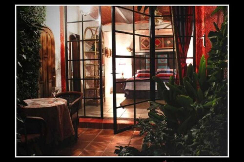 Casa Flores Bed & Breakfast
