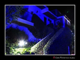 Fachada de la propiedad por la tarde o noche