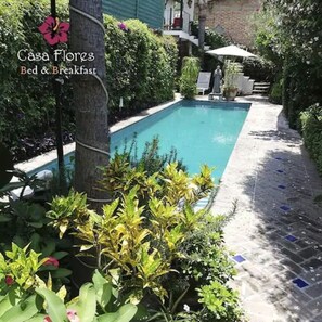 Una piscina al aire libre
