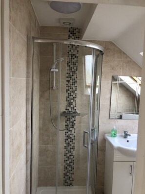 Apartment | Bathroom | Shower, towels, toilet paper - Hatfield Mews (St Albans)