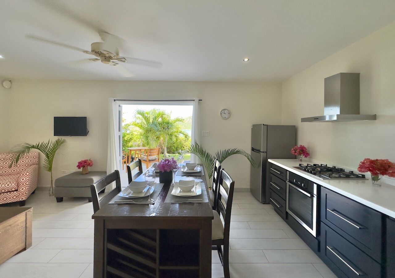 Réfrigérateur, four, plaque de cuisson, cafetière/bouilloire