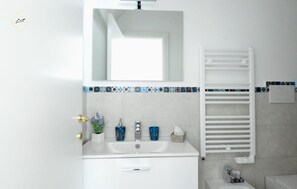 Dusche, Haartrockner, Bidet, Handtücher