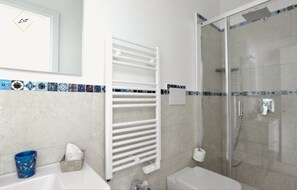 Dusche, Haartrockner, Bidet, Handtücher