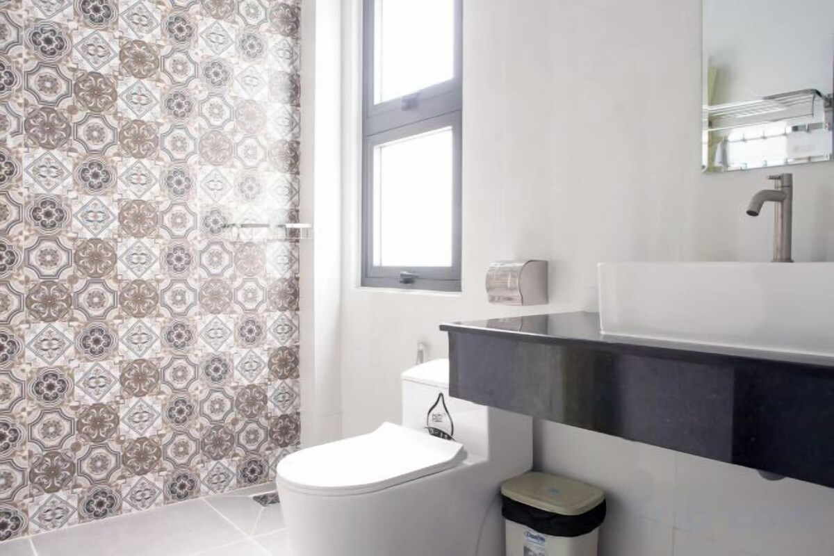 Shower, rainfall showerhead, free toiletries, hair dryer