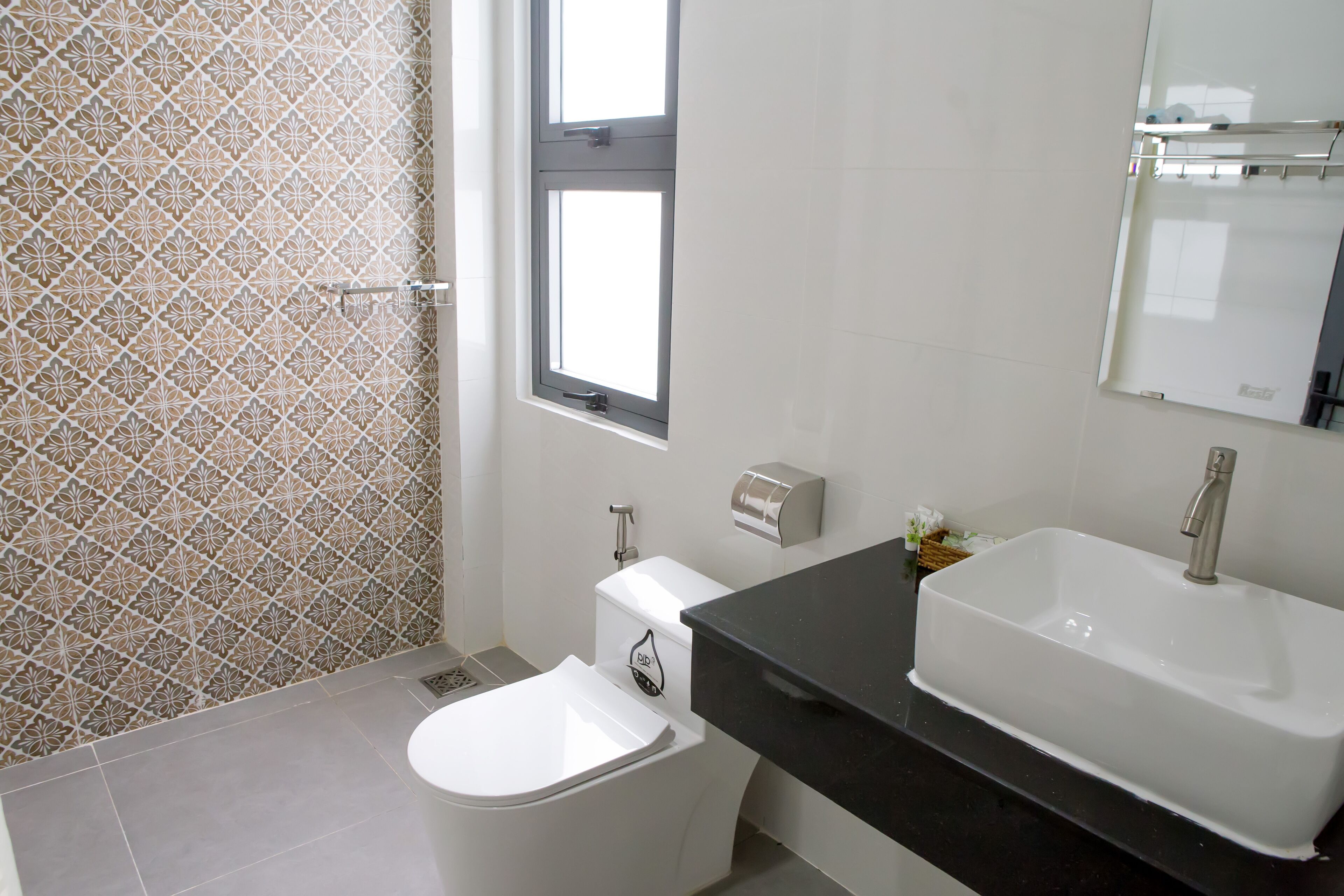 Shower, rainfall showerhead, free toiletries, hair dryer