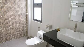 Shower, rainfall showerhead, free toiletries, hair dryer