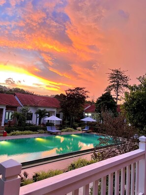 Outdoor pool, sun loungers - Rainforest Resort Phu Quoc (Phu Quoc)