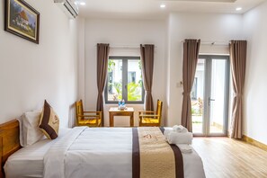 Deluxe vierpersoonskamer | Individueel gedecoreerd, individueel gemeubileerd, een bureau