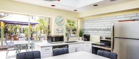 Een koelkast, een magnetron, een oven, een kookplaat