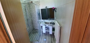 Shower, hair dryer, towels, soap - farm house (Estreito da Calheta)