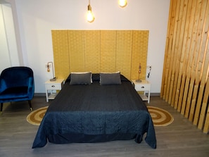 Een strijkplank/strijkijzer, wifi, beddengoed