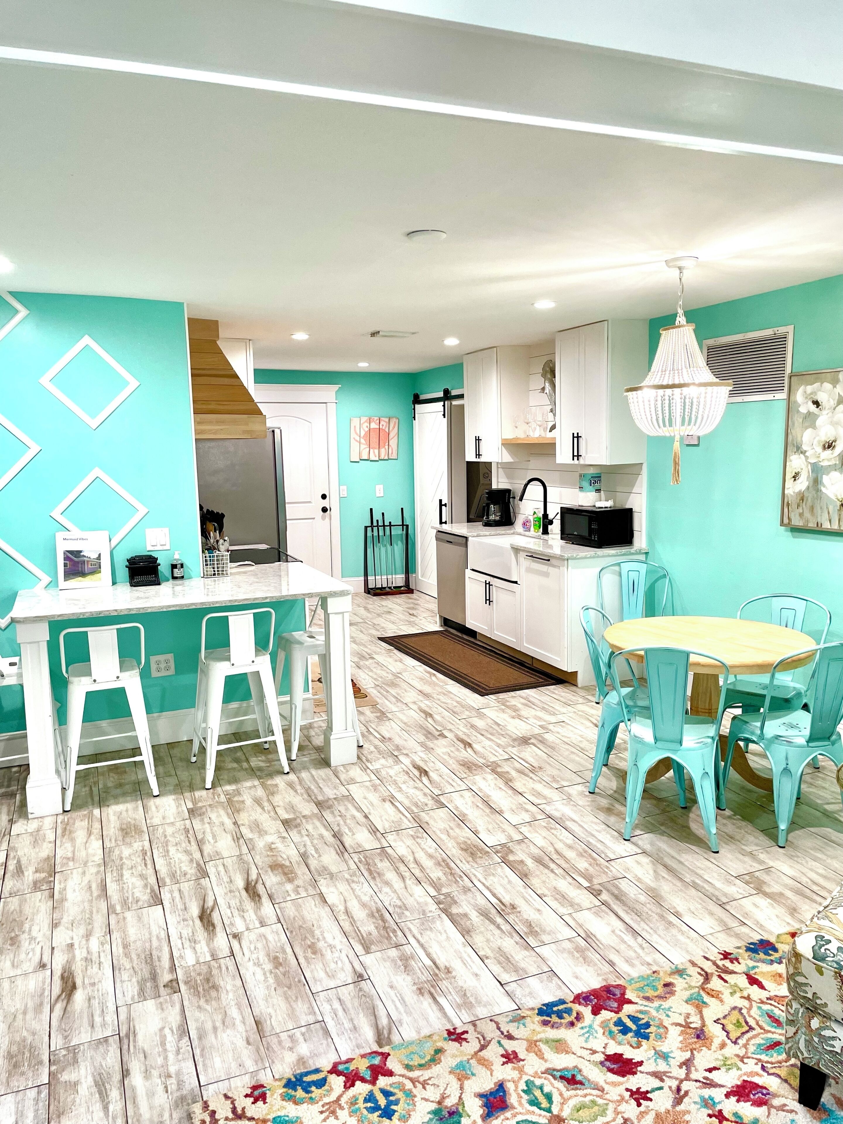 冷蔵庫、電子レンジ、オーブン、コンロ