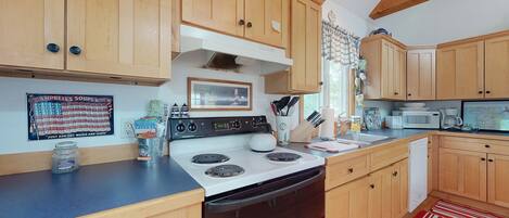 Køleskab, mikrobølgeovn, ovn, kogeplade