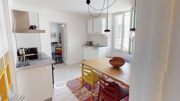 Réfrigérateur, micro-ondes, four, plaque de cuisson