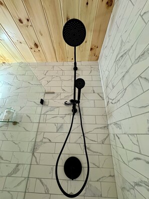 Ensemble baignoire-douche, séchoir à cheveux, bidet, serviettes fournies