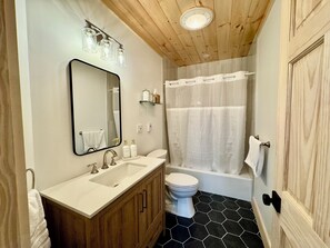Ensemble douche/baignoire, sèche-cheveux, bidet, serviettes fournies