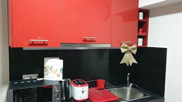 Mikrowelle, Ofen, Wasserkocher mit Kaffee-/Teezubehör