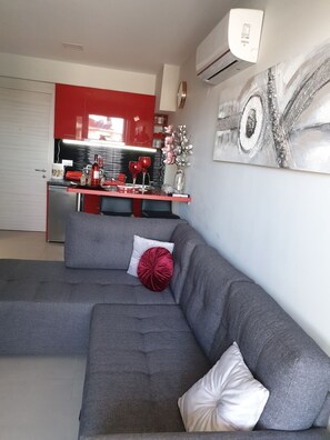 TV, fireplace - M & M RED LUXURY (Paralia)