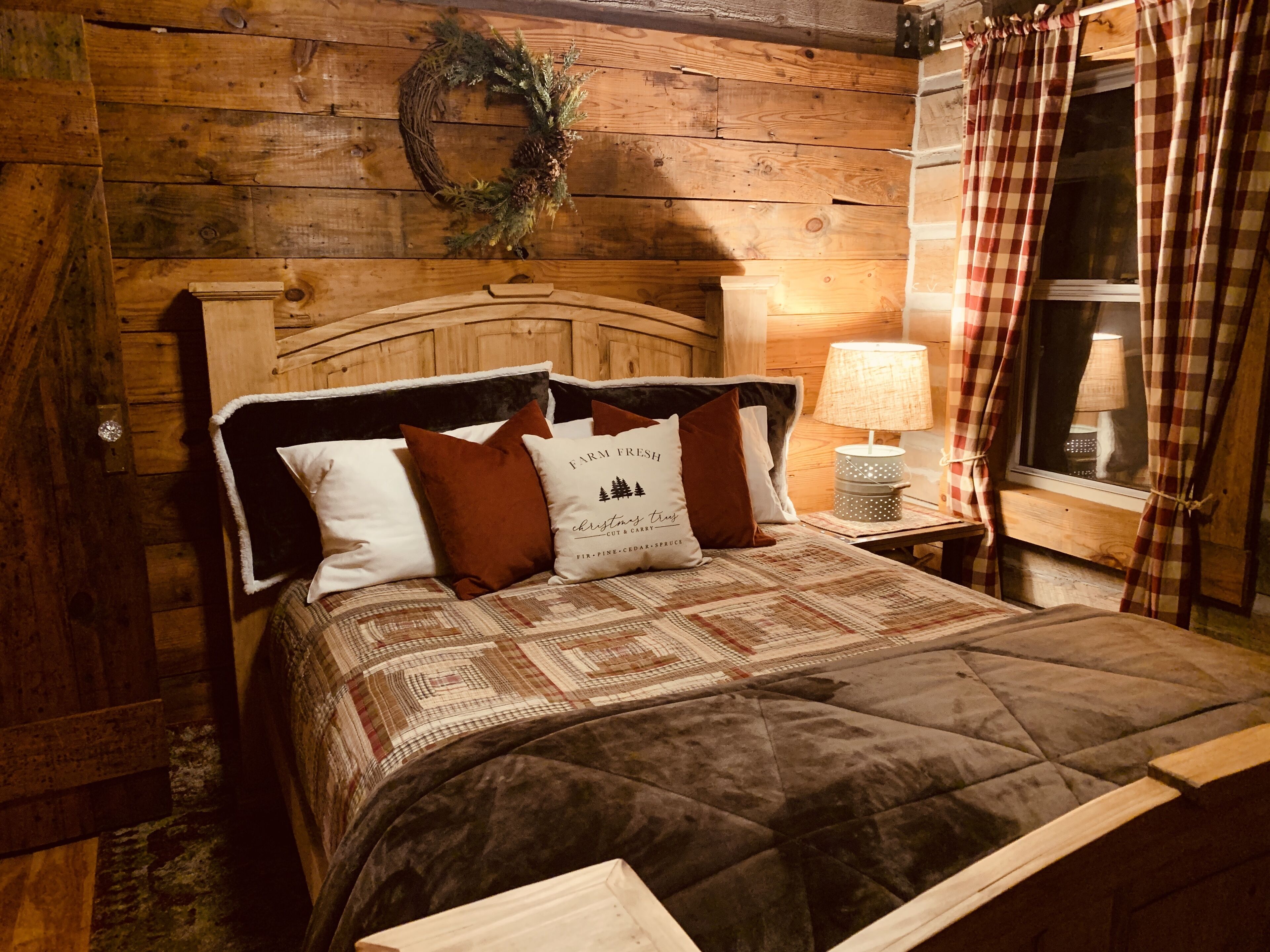 Rustic Log Cabin on Mark Twain Lake in Hannibal, United States
