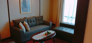 Quarto (Deluxe Superior Suite) | Área de estar | TV LED 32 polegadas com canais a cabo, TV