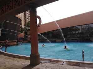 3 hồ bơi ngoài trời 
