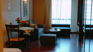 Habitación (Deluxe Superior Suite) | Zona de estar | Televisión LED de 32 pulgadas con canales por cable, una televisión