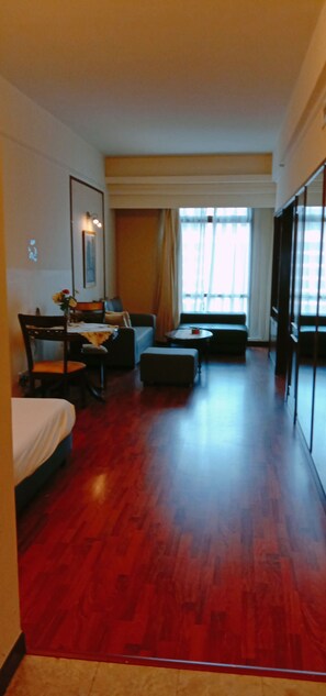 Quarto (Deluxe Superior Suite) | Área de estar | TV LED 32 polegadas com canais a cabo, TV