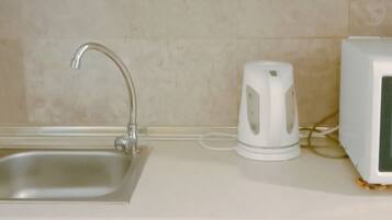 Suite estudio Deluxe | Cocina básica privada | Frigorífico pequeño, microondas, lavavajillas y hervidor eléctrico