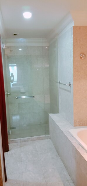Deluxe-Studiosuite | Badezimmer | Badewanne und Dusche (separat), Komfortbadewanne, Regendusche