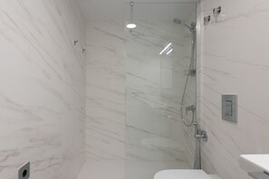 Regadera, secadora de cabello, toallas, papel de baño 