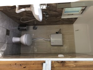 وحدات دش مع أحواض استحمام، مجففات شعر، مناشف، صابون