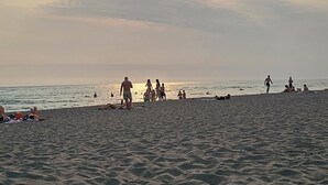 A beach with people, sand, and the sun. - Rajana bungalow 2(Olive House) (Ulcinj)