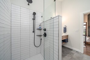 Bathtub, hair dryer, towels - The Loft on Phillips - Downtown Loft (Sioux Falls)