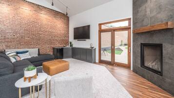 TV, fireplace, stereo