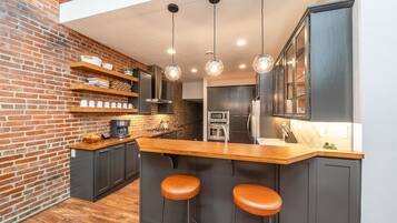 Réfrigérateur, micro-ondes, four, plaque de cuisson