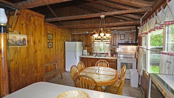 Chalet rustique | Cuisine privée | Un four, surface de cuisson, grille-pain, vaisselle et ustensiles