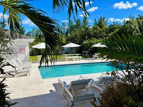 Beautiful Poolhouse, 3-minute Walk to Saunder's Beach!