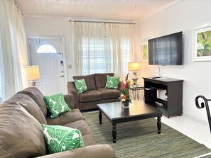 Smart TV - Beautiful Poolhouse, 3-minute Walk to Saunder's Beach! (Nassau)